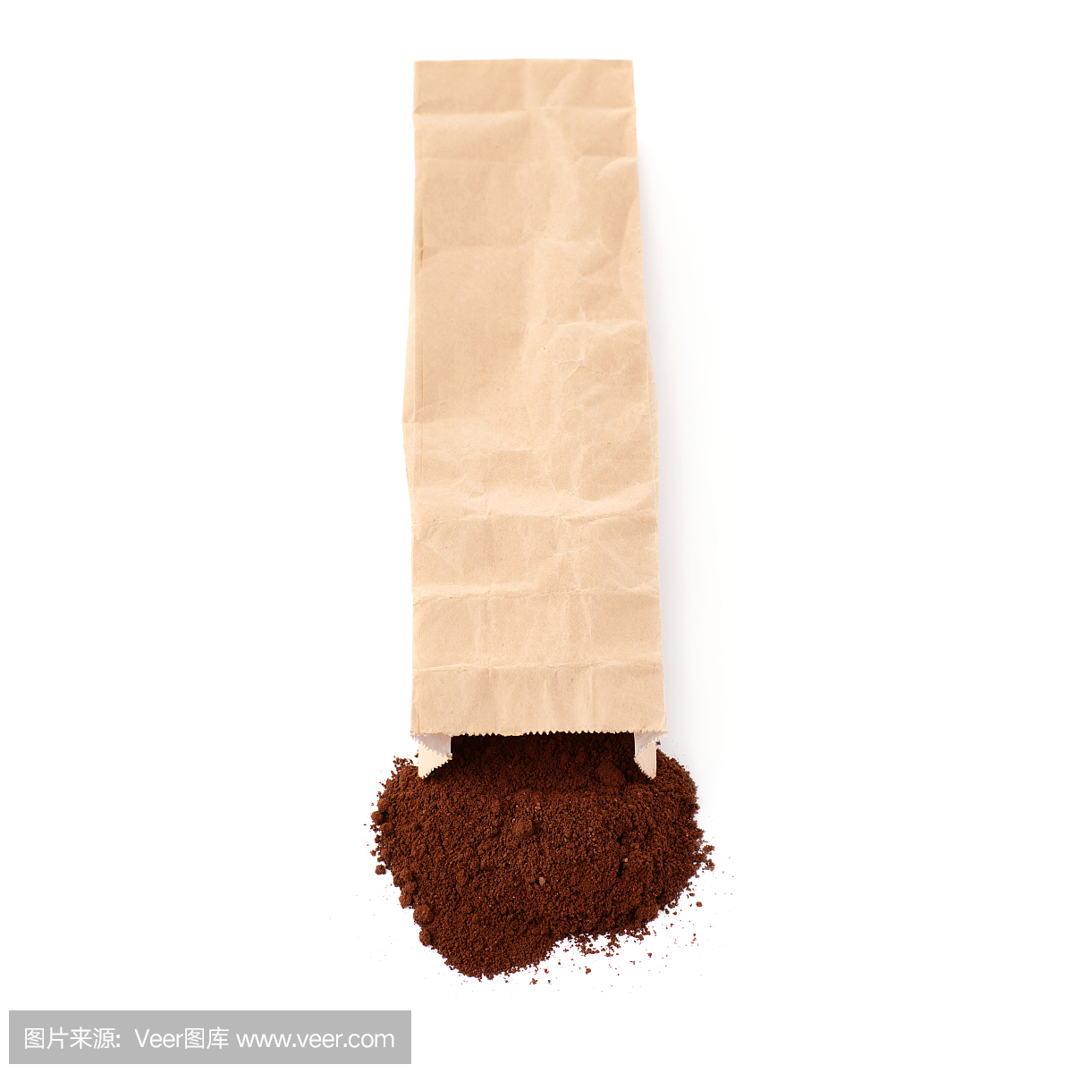 牛皮纸包里装满了咖啡粉孤立在白色之上